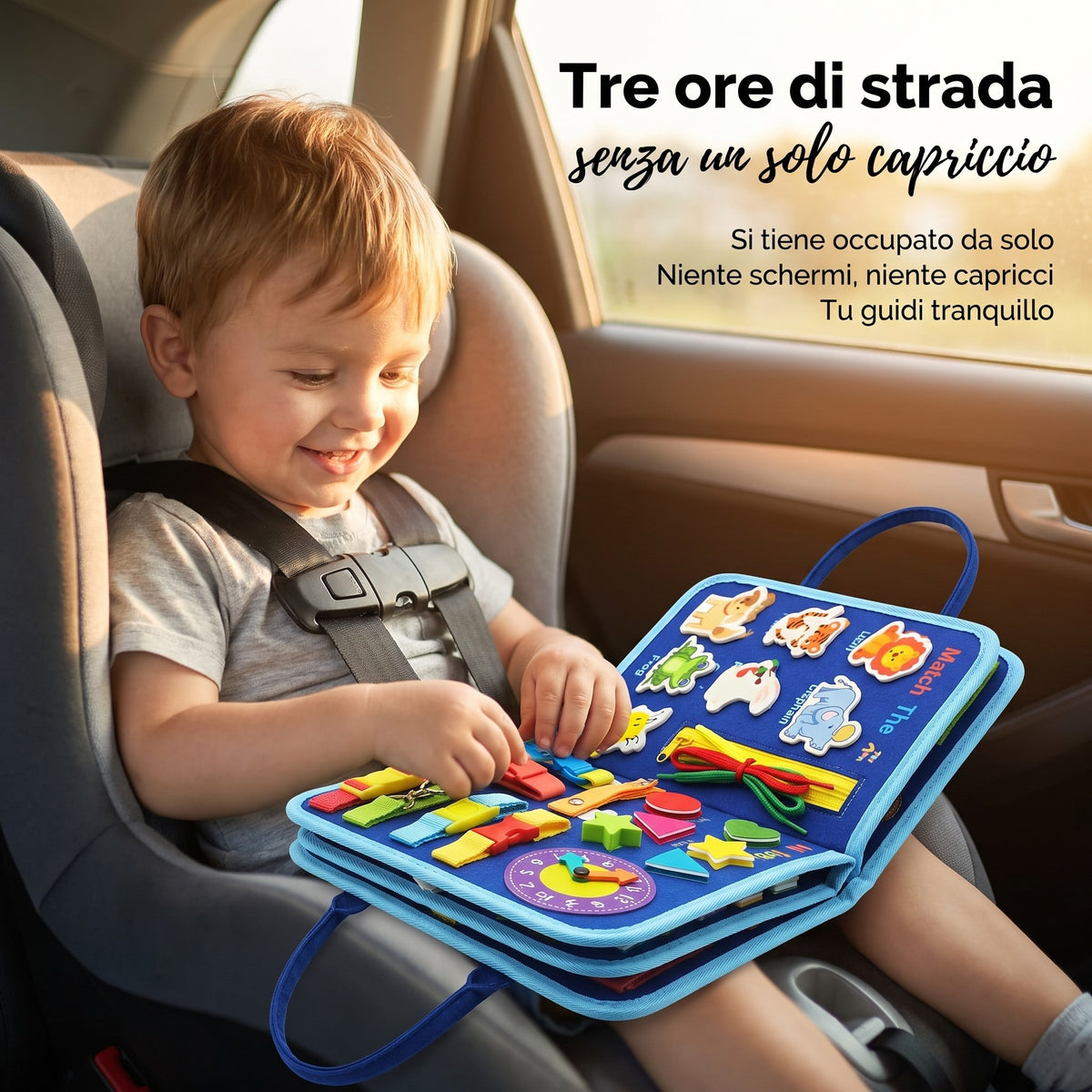 Bambino in macchina che gioca con il busy board Somnalis blu