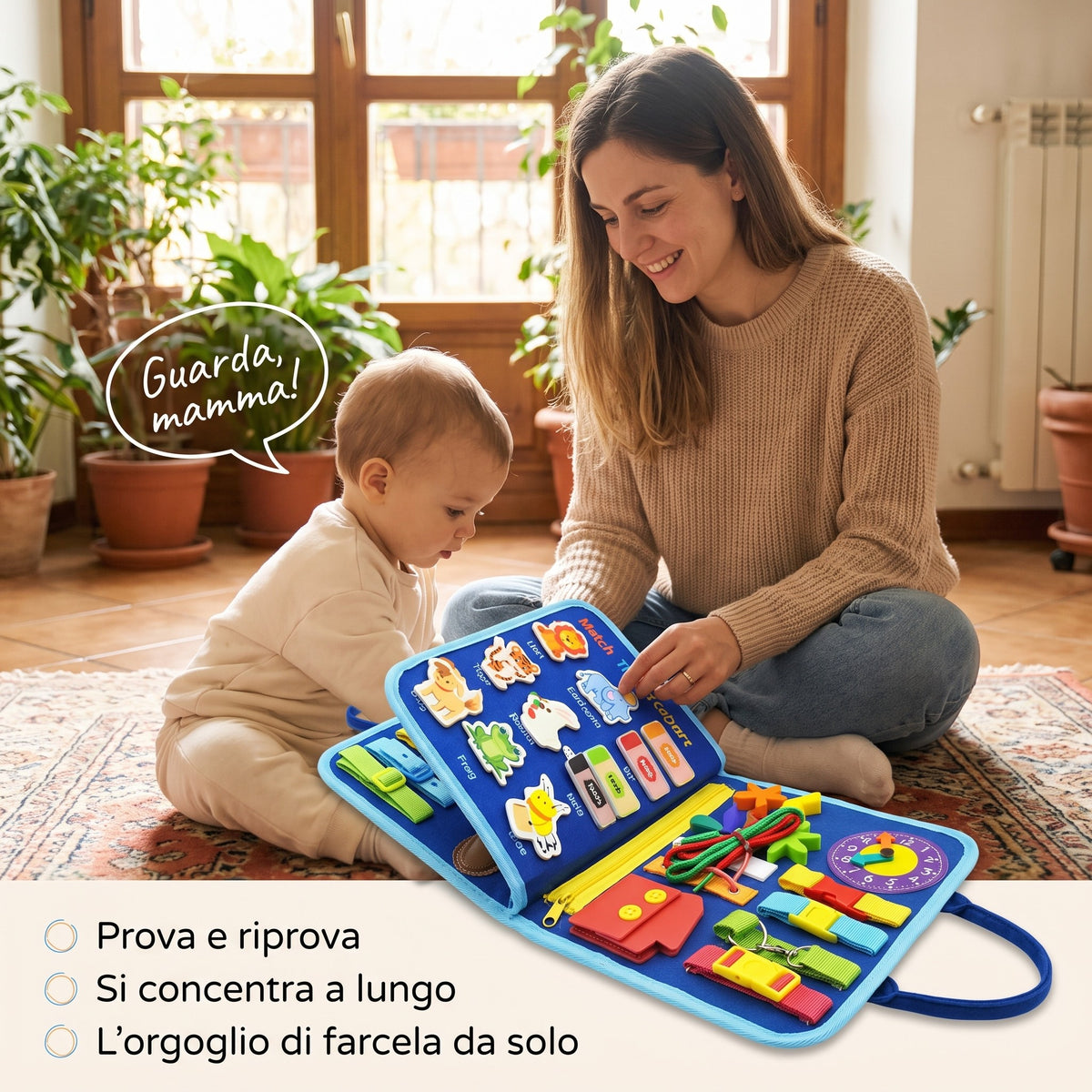 Mamma e bambino che giocano con il busy board Somnalis
