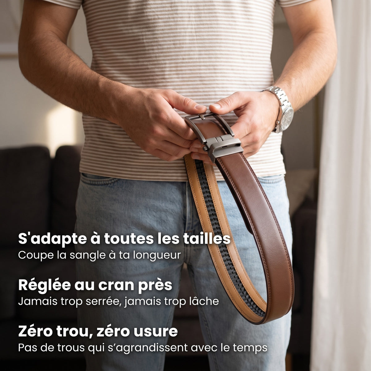 Homme en jean qui montre l'envers à crans de la ceinture en cuir marron sans trous