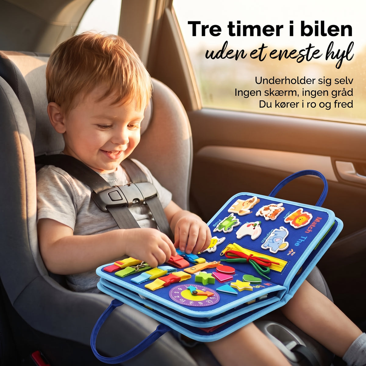 Barn i bilen, der leger med det blå busy board fra Somnalis