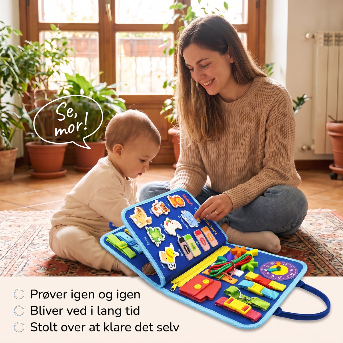 Mor og barn, der leger med busy boardet fra Somnalis
